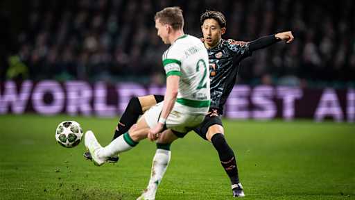 Hiroki Ito im Zweikampf im Champions League-Spiel des FC Bayern bei Celtic Glasgow