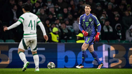 Manuel Neuer am Ball im Champions League-Spiel des FC Bayern bei Celtic Glasgow