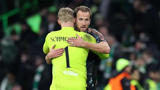 Harry Kane umarmt Celtic-Torwart Kasper Schmeichel nach dem Champions League-Spiel des FC Bayern in Glasgow