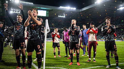 Spieler feiern mit den Fans nach dem 2:1-Sieg des FC Bayern im  Champions League-Spiel bei Celtic Glasgow