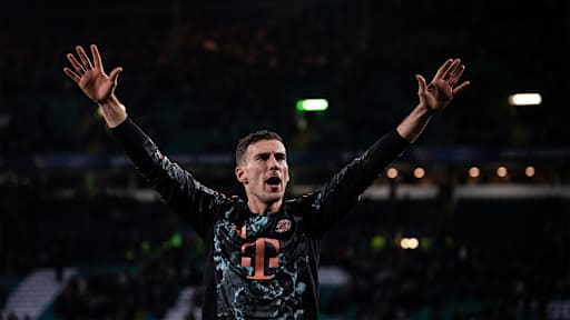 Leon Goretzka jubelt mit erhobenen Armen nach dem 2:1-Sieg des FC Bayern im  Champions League-Spiel bei Celtic Glasgow