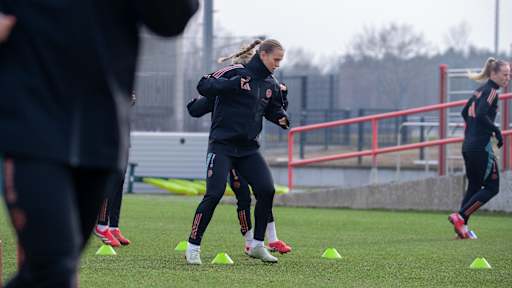 Klara Bühl läuft im Training auf dem Platz.