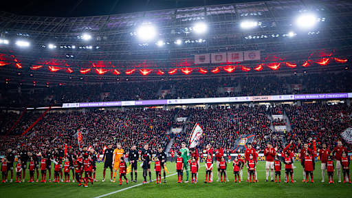 Die Teams nehmen Aufstellung vor Anpfiff des Bundesliga-Spiels des FC Bayern in Leverkusen.