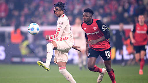 Michael Olise am Ball im Bundesliga-Spiel des FC Bayern in Leverkusen.