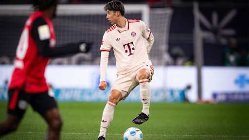 Hiroki Ito am Ball im  Bundesliga-Spiel des FC Bayern in Leverkusen.