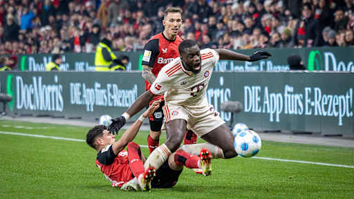 Piero Hincapié foult Dayot Upamecano im Bundesliga-Spiel des FC Bayern in Leverkusen.