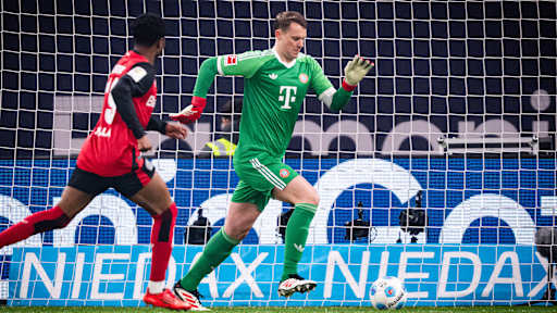 Manuel Neuer am Ball im Bundesliga-Spiel des FC Bayern in Leverkusen.