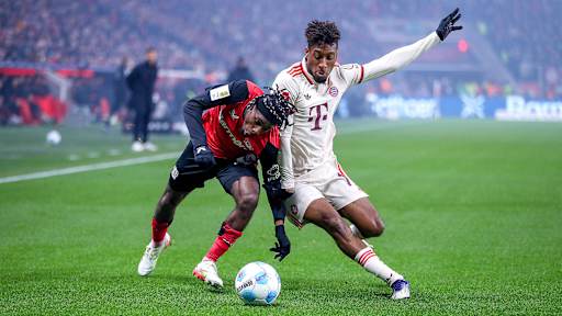 Kingsley Coman im Zweikampf mit Jeremy Frimpong im  Bundesliga-Spiel des FC Bayern in Leverkusen.