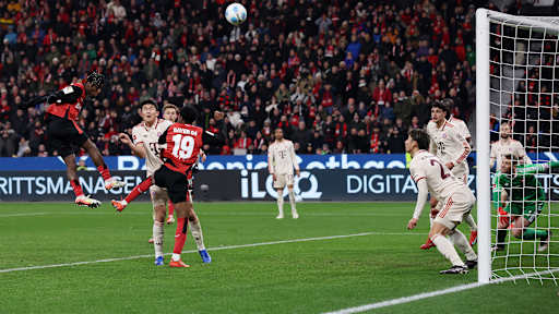Kopfball von Jeremy Frimpong im  Bundesliga-Spiel des FC Bayern in Leverkusen.