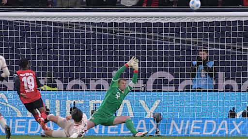 Nathan Tella scheitert an der Latte Kingsley Coman im Zweikampf mit Jeremy Frimpong im  Bundesliga-Spiel des FC Bayern in Leverkusen.