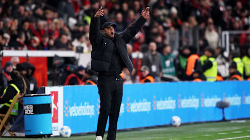 Vincent Kompany mit erhobenen Armen an der Seitenlinie im Bundesliga-Spiel des FC Bayern in Leverkusen.
