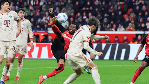 Nathan Tella versucht einen Seitfallzieher im Bundesliga-Spiel des FC Bayern in Leverkusen.