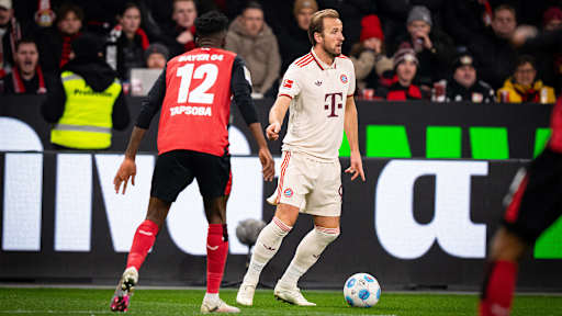 Harry Kane im Ball im Bundesliga-Spiel des FC Bayern in Leverkusen.