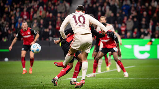 Leroy Sané flankt in den Strafraum im Bundesliga-Spiel des FC Bayern in Leverkusen.