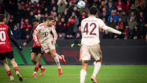 Leon Goretzka köpft aufs Tor im Bundesliga-Spiel des FC Bayern in Leverkusen.