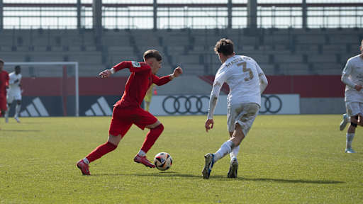 Lennart Karl von der FC Bayern U17 im Spiel gegen Mainz 05 am Ball.