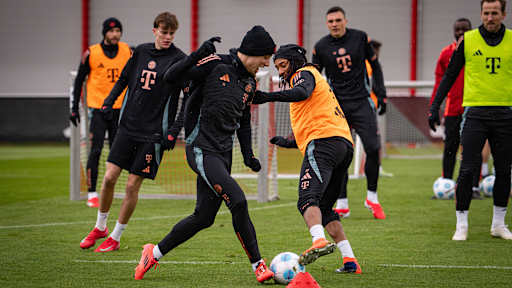 Michael Olise im Zweikampf im Training des FC Bayern
