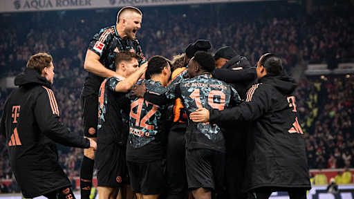 Die Spieler des FC Bayern bejubeln ein Tor gegen Stuttgart