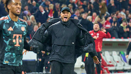 Vincent Kompany bejubelt ein Tor des FC Bayern gegen Stuttgart