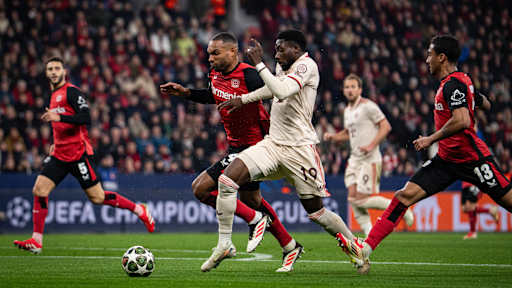 Alphonso Davies im Zweikampf mit Jonathan Tah bei Bayer 04 Leverkusen gegen FC Bayern