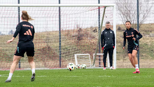 Arianna Caruso of FC Bayern Women with head coach Alexander Straus in training