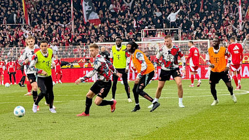 Spieler des FC Bayern beim Warm-Up im Stadion an der Alten Försterei