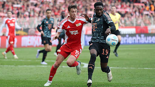 Alphonso Davies (FC Bayern) im Kampf um den Ball mit Union Berlins Jannik Haberer