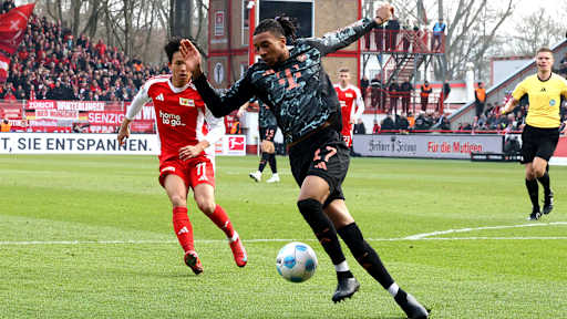 Michael Olise (FC Bayern) am Ball vor Wooyeong Jeong (1.FC Union Berlin)