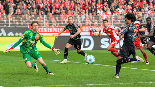 Serge Gnabry (FC Bayern) beim Torschuss gegen Keeper Frederik Rönnow (Union Berlin)