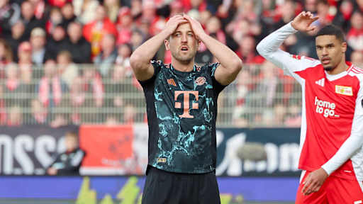 Harry Kane fasst sich enttäuscht an den Kopf im Bundesliga-Spiel Union Berlin - FC Bayern