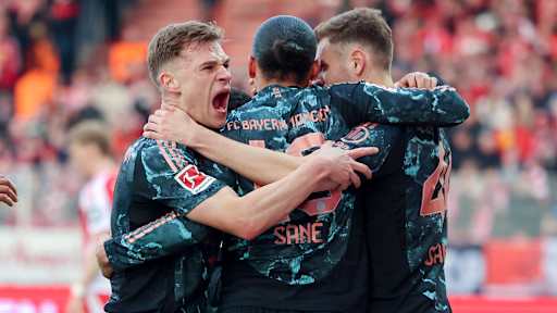 Leroy Sane (FC Bayern Muenchen) bejubelt seinen Treffer zum 1:0 bei Union Berlin mit Joshua Kimmich (FC Bayern Muenchen) und Josip Stanisic (FC Bayern Muenchen)