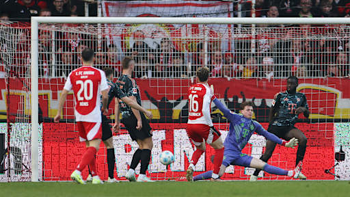 Jonas Urbig (Bayern München) scheitert mit seinem Schuss an Benedict Hollerbach (1.FC Union Berlin), der das erste Tor für sein Team erzielt.