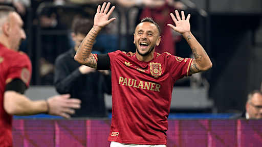 Rafinha reißt beim Beckenbauer Cup die Hände in die Höhe und lacht in Richtung von Franck Ribery