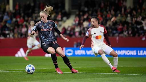 Lea Schüller im Heimspiel gegen Lyon am Ball.