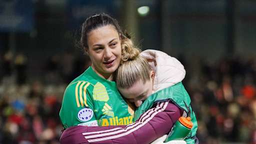 Mala Grohs und Alara Sehitler umarmen sich