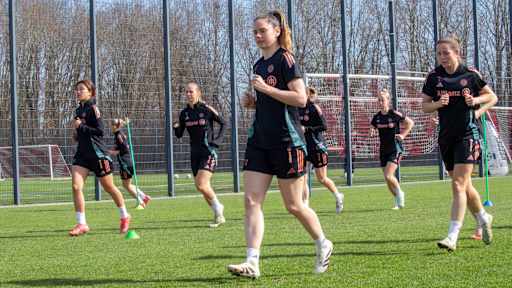Sarah Zadrazil läuft sich auf dem Trainingsplatz warm.