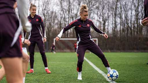 Linda Dallmann im Training mit dem Ball am Fuß vor dem UWCL-Viertelfinale gegen Olympique Lyon.