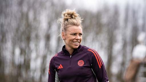 Linda Dallmann im Training der FC Bayern Frauen mit dem Ball am Fuß.