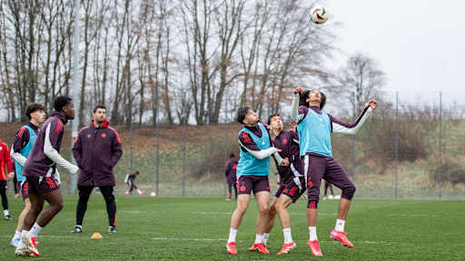 FCB-U19-Spieler Noah Codjo-Evora im Kampf um den Ball am FC Bayern Campus.