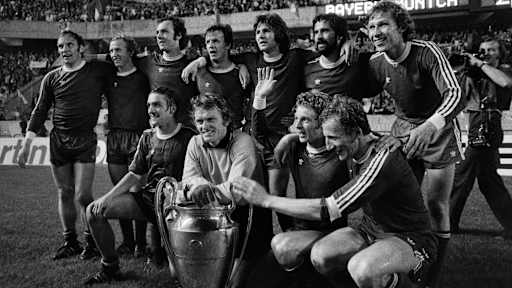 El equipo victorioso del Bayern de 1975 tras la victoria final por 2-0 sobre el Leeds United.