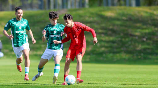 Mudaser Sadat im Zweikampf am Stadion Platz 12 am Weserstadion gegen Werder Bremen.