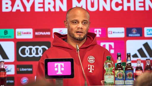 Vincent Kompany spricht im Pressetalk des FC Bayern vor dem Bundesliga-Spiel in Augsburg