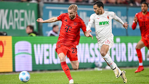 Konrad Laimer im Zweikampf mit einem Augsburg-Spieler