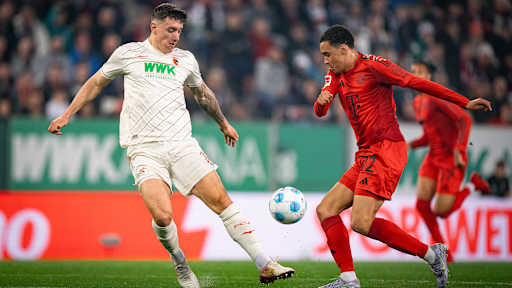 Jamal Musiala im Zweikampf mit einem FC Augsburg-Spieler