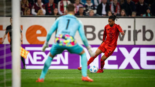 Michael Olise schlägt eine Flanke im Spiel gegen Augsburg