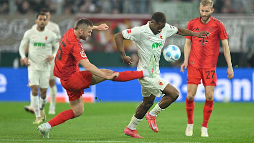 Eric Dier springt nach einem Ball, der von Samuel Essende geführt wird