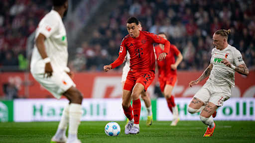 Jamal Musiala dribbelt mit dem Ball im Spiel gegen Augsburg
