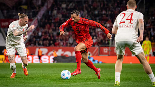 Leroy Sané dribbelt im Spiel des FC Bayern gegen den FC Augsburg
