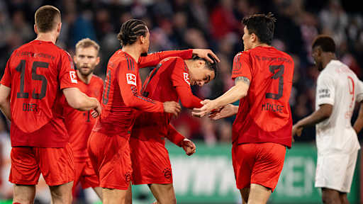 Die Spieler des FC Bayern bejubeln ein Tor von Jamal Musiala gegen den FC Augsburg