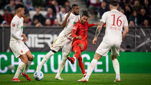 Michael Olise schießt im Spiel gegen Augsburg auf das Tor